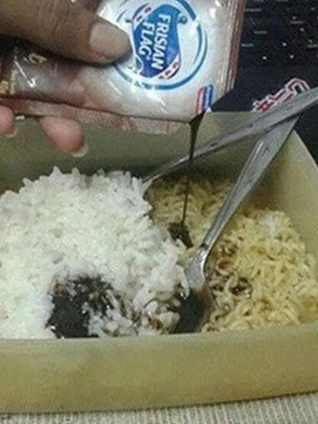 6 Potret Absurd Makan Nasi Berkuah Ini Bikin Tepuk Jidat, Penistaan Makanan
