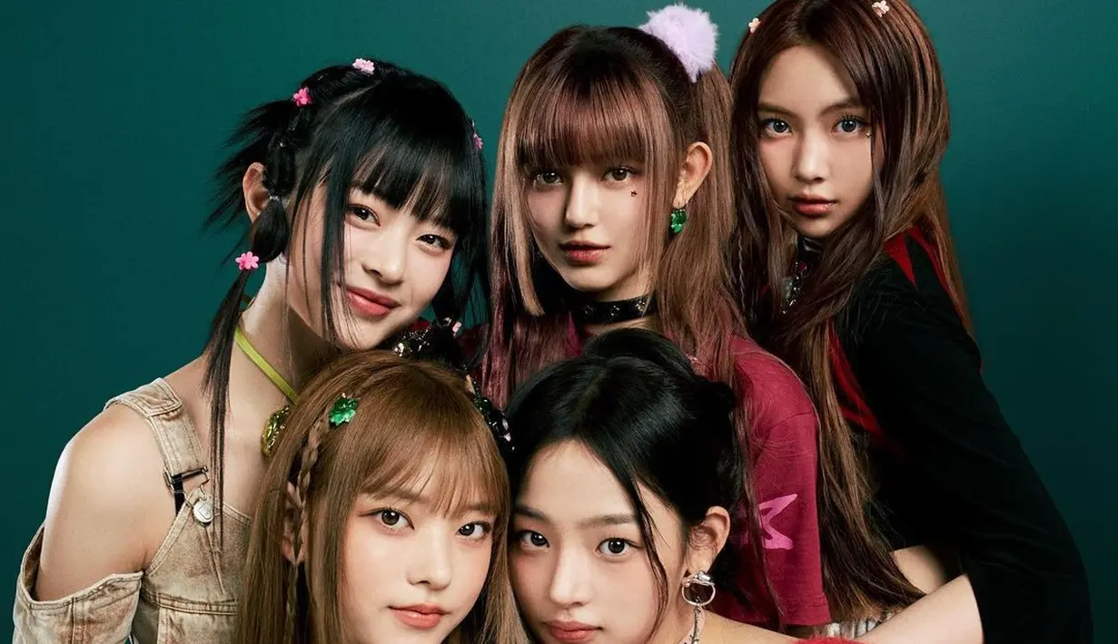 Ya, NewJeans di sini menghadirkan gaya Y2K yang personal dan unik dari masing-masing member. Mulai dari gaya rambut, makeup, hingga pilihan outfitnya seperti mengembalikan kita ke tahun 2000an. Foto: Instagram.