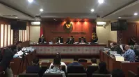 Dewan Kehormatan Penyelenggara Pemilu (DKPP) menggelar sidang laporan Ketua Umum Partai Hanura Oesman Sapta Odang (OSO) terhadap KPU, atas dugaan pelanggaran kode etik.