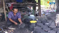 Sosok kreatif ini menjadikan limbah plastik bermanfaat dengan menjadikannya paving block.