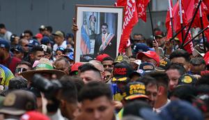 Sebelumnya, Presiden Nicolas Maduro bersama istrinya, Cilia Flores, ditangkap oleh pasukan AS di kediaman mereka di Caracas pada Sabtu 3 Januari 2026 dini hari waktu setempat. Tampak dalam foto, potret mantan Presiden Venezuela Nicolas Maduro terlihat saat aksi unjuk rasa digelar para pendukungnya di Caracas pada Minggu 4 Januari 2026. (Juan BARRETO/AFP)