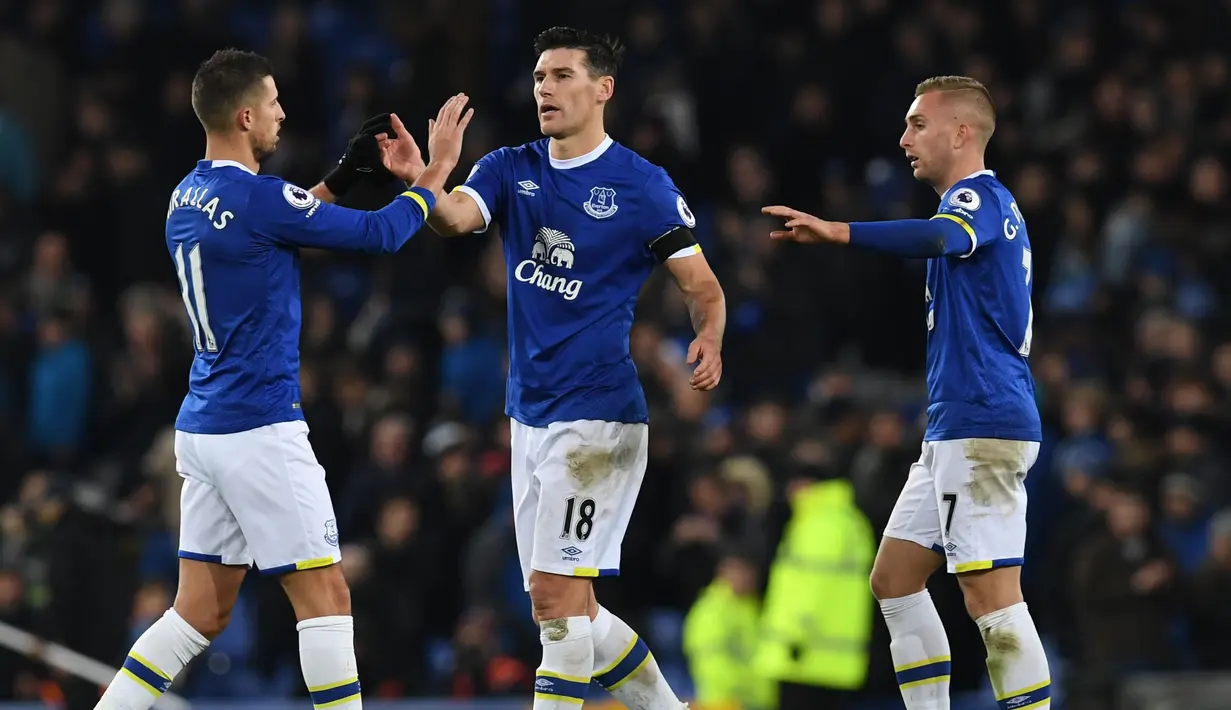 Para pemain Everton merayakan hasil imbang melawan Manchester United pada laga Premier League di Goodison Park, Liverpool, (04/12/2016). MU bermain imbang 1-1 lawan Everton. (AFP/Paul Ellis) 