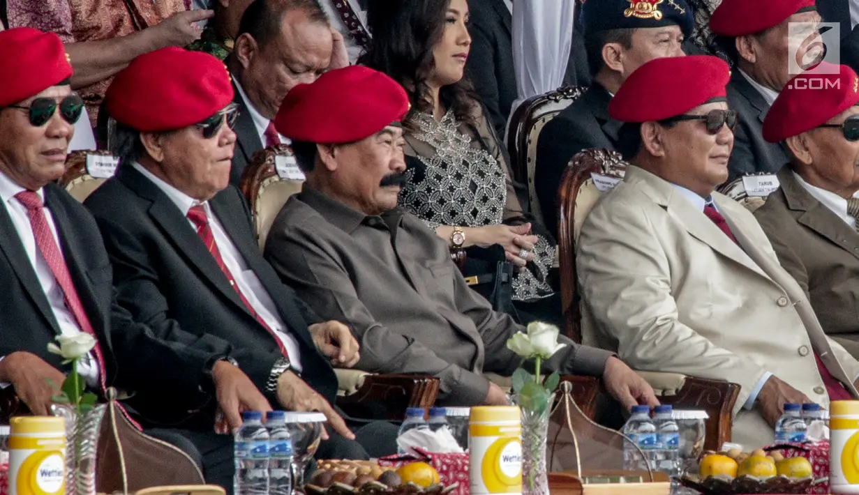 Mantan Danjen Kopassus, Prabowo Subianto menghadiri peringatan HUT ke-67 Komando Pasukan Khusus (Kopassus) di Lapangan Makopassus Cijantung, Jakarta Timur, Rabu (24/4/2019). Prabowo duduk di jajaran para mantan Danjen Kopassus. (Liputan6.com/Faizal Fanani)