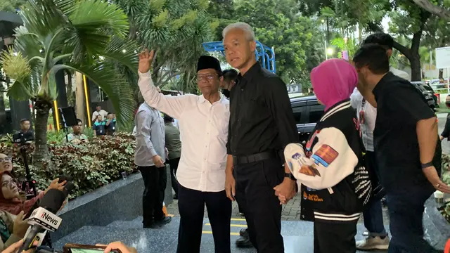 Calon Presiden (Capres) dan Calon Wakil Presiden (Cawapres) nomor urut 03 Ganjar Pranowo-Mahfud Md menuju lokasi debat Pilpres 2024 di Jakarta Convention Center (JCC), Senayan, Jakarta Pusat.
