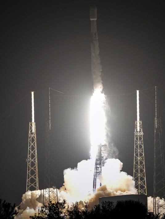 Roket SpaceX Falcon 9 yang membawa muatan dua penjelajah bulan dari Jepang dan Uni Emirat Arab diluncurkan dari Launch Complex 40 di Stasiun Angkatan Luar Angkasa Cape Canaveral, Cape Canaveral, Florida, Amerika Serikat, 11 Desember 2022. Rencananya Hakuto-R akan menurunkan Rashid, sebuah robot penjelajah seberat 10 kilogram yang dikembangkan oleh Pusat Antariksa Mohammed Bin Rashid UEA. (AP Photo/John Raoux)