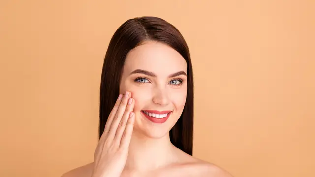 ilustrasi 5 tips menggunakan face painting agar wajah tidak berjerawat/Roman Samborskyi/shutterstock