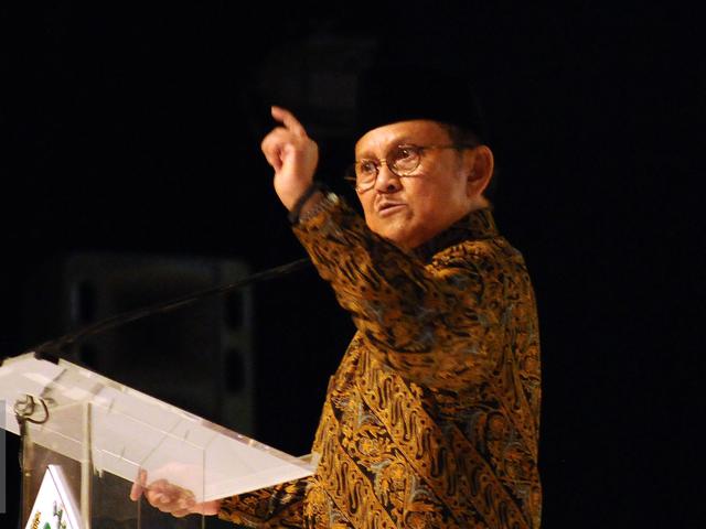 Air Mata Bj Habibie Baca Puisi Untuk Ainun News Liputan6 Com