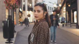 Saat berlibur ke luar negeri, dara kelahiran 15 Oktober 1996 ini tak lupa membawa kacamatanya. Selain melindungi dari sinar matahari, penampilan Prilly dengan kacamata lensa gelap membuat ia terlihat lebih elegan. (Liputan6.com/IG/@prillylatuconsina96)