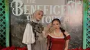 Paula Verhoeven hadir mengenakan inner kemeja putih lengan balon dipadukan outer lace sheer berbordir serta bawahan rok hitam panjang dan kerudung coklatnya. [@paula_verhoeven]