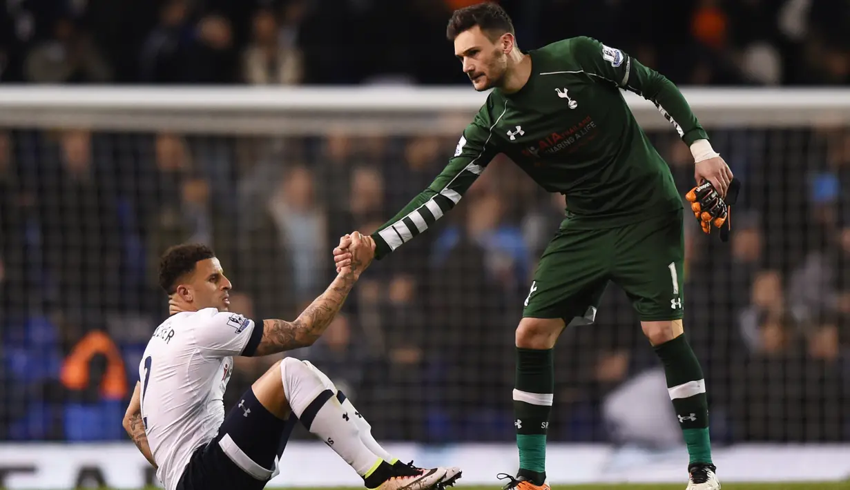 Kiper Tottenham, Hugo Lloris memberi semangat kepada Kyle Walker usai pertandingan liga Inggris melawan West Bromwich Albion di Stadion White Hart Lane, Inggris, (26/4). Tottenham bermain imbang West Bromwich dengan skor 1-1. (Reuters/Tony O'Brien)