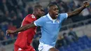 Pemain Lazio, Edson Braafheid (kanan) berebut bola dengan pemain Cagliari, Victor Ibarbo pada laga Liga Italia 2013/2014 di Olympic Stadium, Roma, 3 November 2014. Jersey Lazio musim 2014/2015 yang didominasi warna biru langit khas klub berjuluk Elang Ibu Kota tersebut terlihat tak berlogo sponsor. Mereka juga memadukan aksen putih pada lengan dan kerahnya. (AFP/Tiziana Fabi)