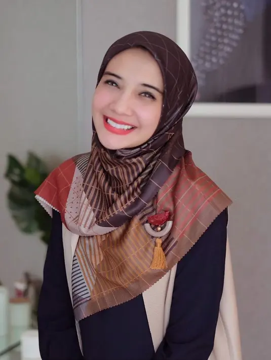 Menggunakan hijab motif juga selalu membuat seseorang terlihat menawan. Bahkan, dengan tambahan aksesoris bros pada hijab seperti Kia ini juga menambah detail penampilan. (Liputan6.com/IG/@zaskiasungkar15)