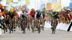 Para pebalap berlomba menjadi yang tercepat pada etape ke-8 Tour de Singkarak 2016 di Kota Padang, Sumatera Barat, Minggu (14/8/2016). (Bola.com/Nicklas Hanoatubun)