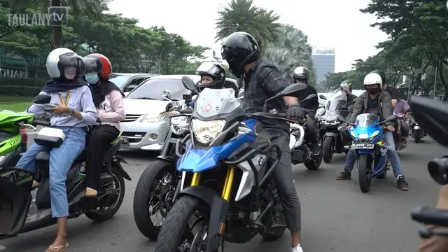 Momen tak terduga Ariel Noah usili Andre Taulany. (credit:youtube.com/@taulany_tv)