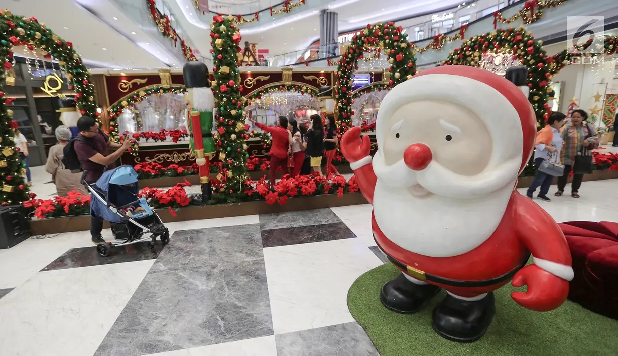 Sebuah patung Sinterklas menghiasi atrium Lippo Mall Puri, Jakarta, Kamis (29/11). Menyambut libur sekolah dan Natal, Lippo Malls Indonesia menggelar kegiatan dengan tema Holiday Sensation. (Liputan6.com/Fery Pradolo)
