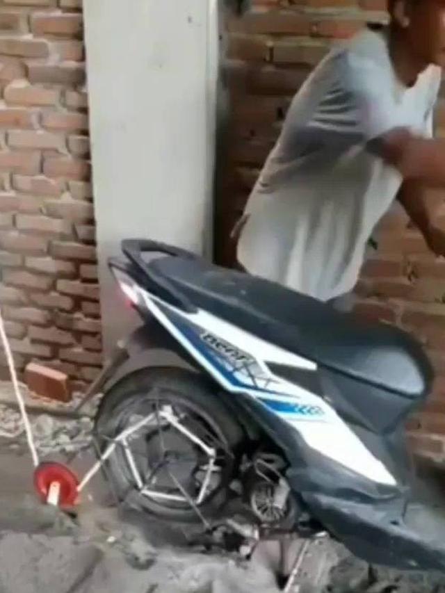 7 Potret Nyeleneh Alih Fungsi Motor, Ada yang Bajak Sawah