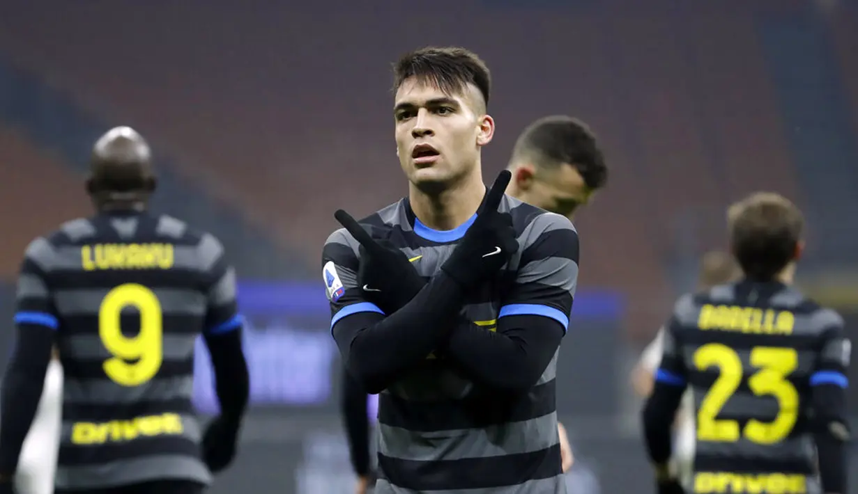 Pemain Inter Milan Lautaro Martinez merayakan golnya ke gawang Benevento pada pertandingan Serie A Liga Italia di Stadion San Siro, Milan, Italia, Sabtu (30/1/2021). Inter Milan membantai Benevento 4-0. (AP Photo/Luca Bruno)