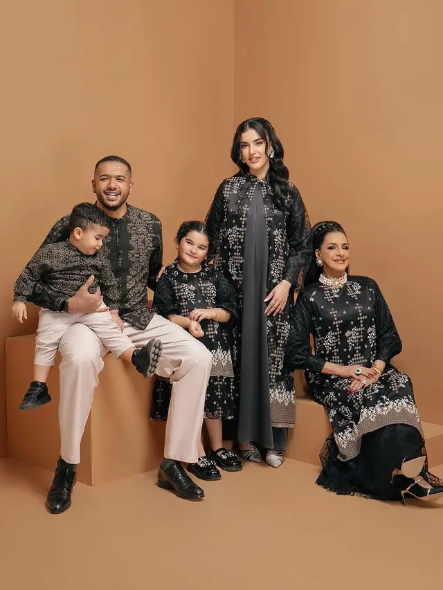 Elegansi Keluarga Tasya Farasya dalam Balutan Baju Lebaran Sarimbit Bernuansa Gelap