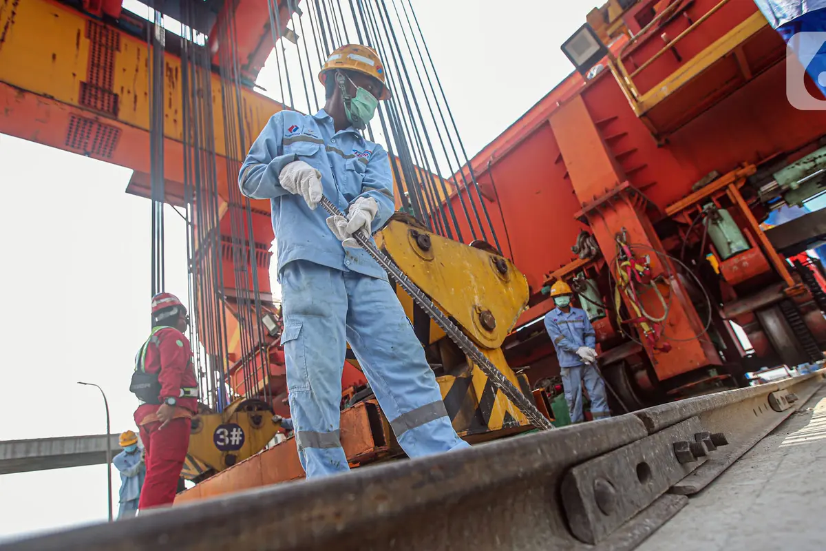 FOTO: Pemasangan Girder Box Casting Yard 1 Kereta Cepat Jakarta - Bandung Selesai