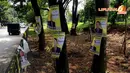 Poster Caleg juga masih menempel di beberapa pohon yang ada di sekitar Universitas Pancasila (Liputan6.com/Helmi Fithriansyah) 