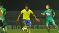 Persegres Gresik United menegaskan tidak akan menjual Patrick da Silva (tengah). (Bola.com/Fahrizal Arnas)