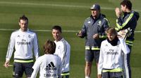 (dari kiri) Pemain Real Madrid, Gareth Bale,Cristiano Ronaldo, Pelatih Rafael Benitez  saat berlatih persiapan melawan Getafe pada lanjutan Liga BBVA Spanyol di Valdebebas Training Ground, Madrid, Jumat (4/12/2015).  (AFP Photo/Gerard Julien)