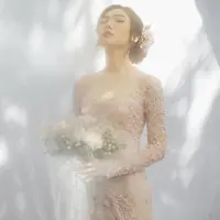 Kebaya berpayet warna peach seperti Isyana Sarasvati juga bisa menjadi referensi kebaya acara pertunanganmu lho. Dok. Bridestory