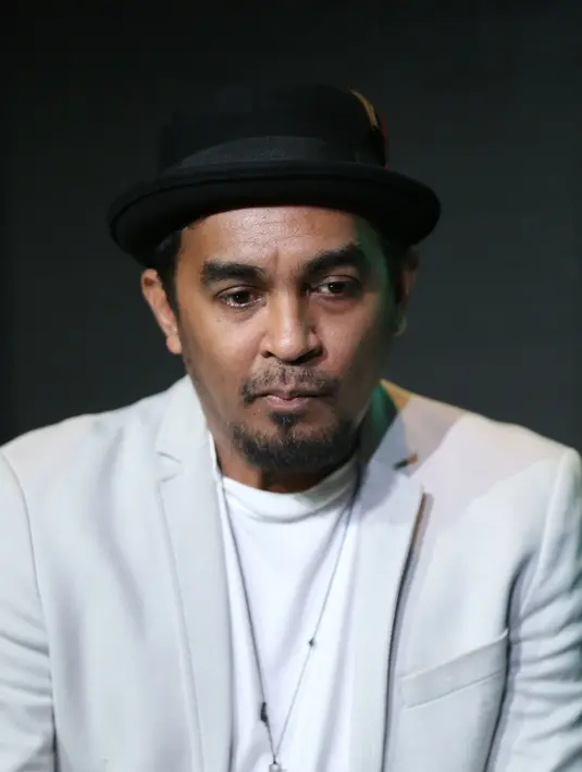 "Jadi ya gua kurang sepakat dengan menggeneralisir enggak bisa demikian, karena kita bisa ngeliat begitu banyak artis dan musisi yang berprestasi," ujar Glenn Fredly. (Adrian Putra/Bintang.com)