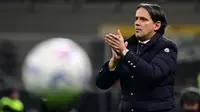Pelatih Inter Milan, Simone Inzaghi memberikan instruksi kepada pemainnya saat laga lanjutan Liga Italia 2023/2024 melawan Empoli yang berlangsung di Stadion Giuseppe Meazza, Milan, Italia, Selasa (02/04/2024) WIB. (AFP/Piero Cruciatti)