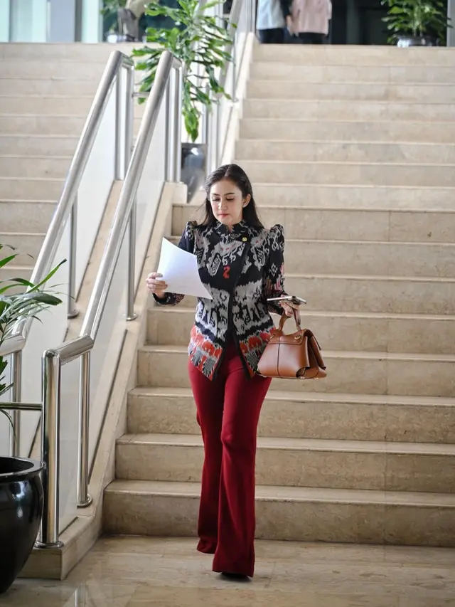 6 Inspirasi Outfit Wanita 40 Tahunan ala Nafa Urbach, Elegan dan Stylish