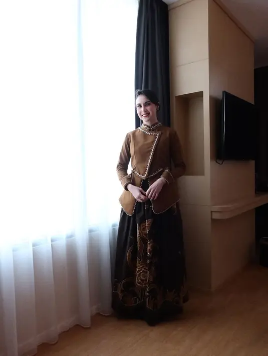 Sebagai pemanis, Arumi menambahkan sedikit aksesori melalui penggunaan anting minimalis pada telinganya, [@arumibachsin_94].