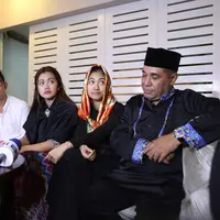 "Iya, musholanya itu juga. Nggak ada atap, nggak ada duit, dia sampe jual harta untuk pembangunan mushola. Padahal dia lagi sakit nggak ada uang. Aku tau banget di rekening dia nggak ada duit," jelas Nia Anggi. (Nurwahyunan/Bintang.com)