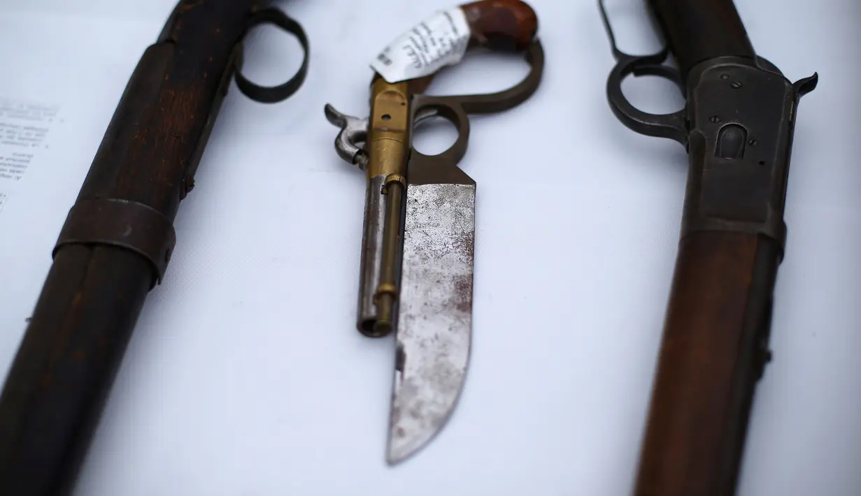 Senjata api berpisau diperlihatkan sebelum dimusnahkan di Santiago, Chili (6/10). Chile melakukan pemusnahan senjata-senjata api ilegal hasil sitaan. (REUTERS/Ivan Alvarado)