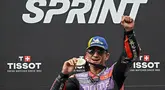 Pembalap Prima Pramac Racing asal Spanyol, Jorge Martin melakukan selebrasi setelah memenangkan balapan Sprint MotoGP Grand Prix Malaysia di Sirkuit Internasional Sepang, 2 November 2024. (Lillian SUWANRUMPHA/AFP)