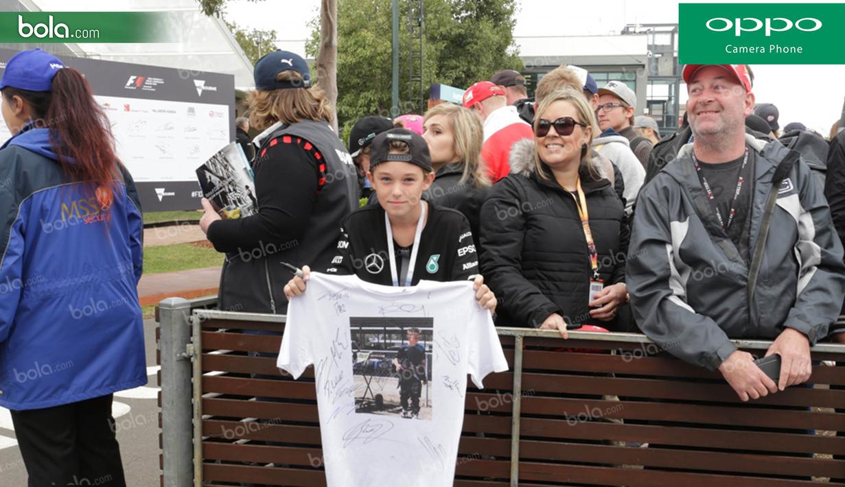 Sejumlah penggemar memadati area fan zone untuk bertemu idolanya jelang GP Australia di Sirkuit Albert Park, Melbourne, Sabtu (19/3/2016). (Bola.com/Yus Mei Sawitri)