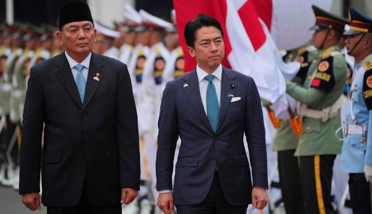 Kedua dijadwalkan akan melakukan pertemuan bilateral yang dirangkai dengan penandatanganan kerja sama kedua negara di bidang pertahanan. Tampak dalam foto, Menteri Pertahanan Republik Indonesia, Sjafrie Sjamsoeddin (kiri), bersama Menteri Pertahanan Jepang Shinjiro Koizumi memeriksa barisan kehormatan selama upacara penyambutan di Jakarta, Senin 4 Mei 2026. (AP Photo/Achmad Ibrahim)