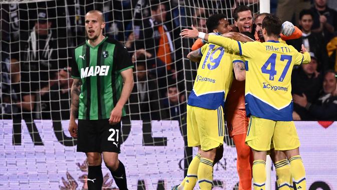 <p>Para pemain Juventus merayakan kemenangan di akhir pertandingan melawan Sassuolo pada lanjutan Liga Serie A Italia di stadion Citta del Tricolore di Reggio Emilia, Selasa (26/4/2022). Juventus menang tipis atas Sassuolo 2-1. (AFP/Marco Bertorello)</p>