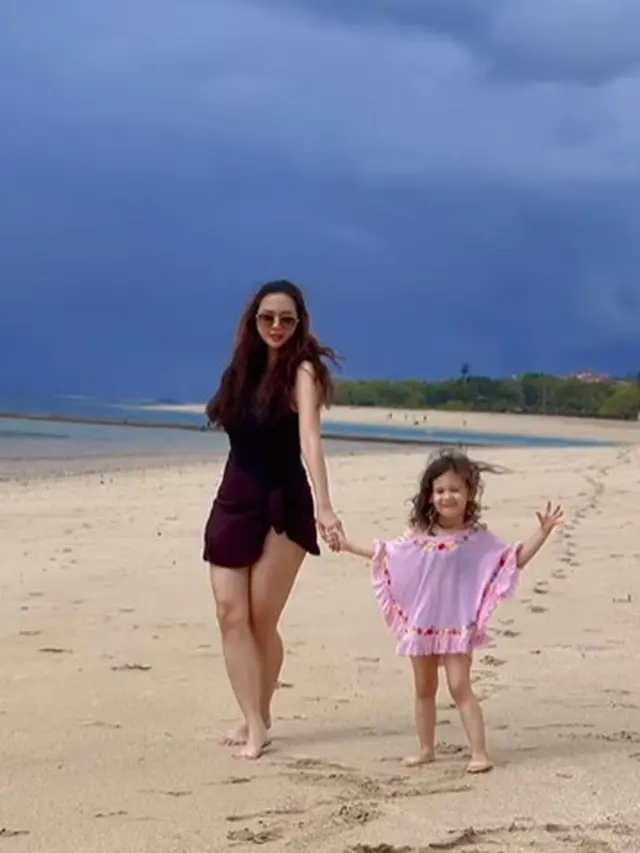 Aura Kasih tuai perhatian saat bermain di pantai (Instagram/aurakasih)