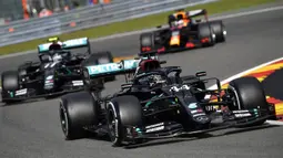 Pembalap Mercedes Lewis Hamilton mengemudikan mobilnya selama Formula 1 Grand Prix di Spa-Francorchamps, Spa, Belgia, Minggu (30/8/2020). Lewis Hamilton menempati posisi pertama disusul pembalap Mercedes Valtteri Bottas serta pembalap Red Bull Max Verstappen. (John Thys, Pool via AP)