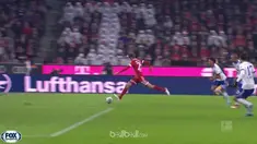 Bayern Munich kian mengokohkan posisinya di puncak klasemen Liga Jerman dengan menaklukkan Schalke 2-1 di Allianz Arena. Gol cepat...