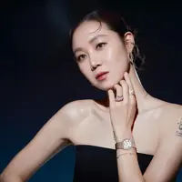 Tampil di sebuah sesi pemotretan, Gong Hyo Jin tidak terlihat seperti perempuan berusia 40 tahun. Padahal ia hanya mengenakan makeup yang sangat tipis menghasilkan glass skin look. (instagram/rovvxhyo)