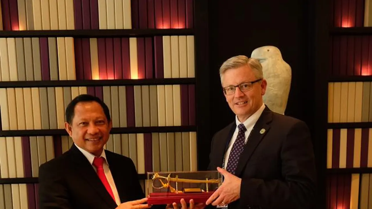Kapolri Jenderal Tito Karnavian dan Assistant Director FBI Michael McGarrearty di Melbourne