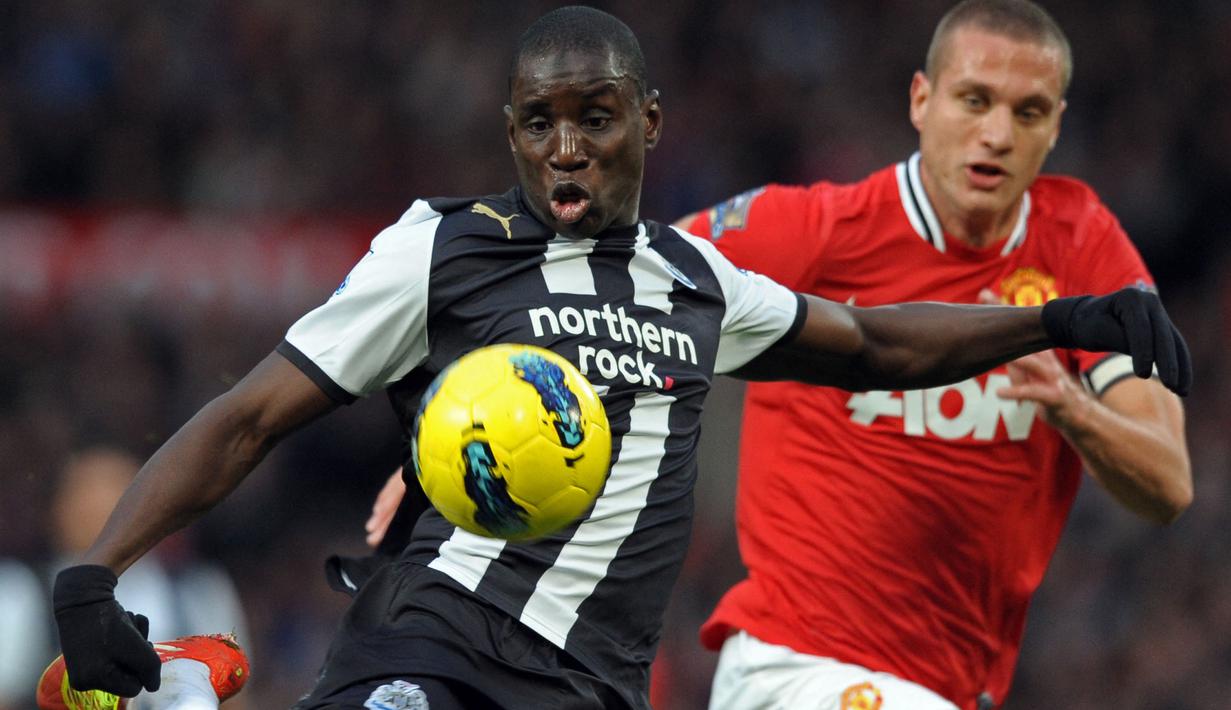 Demba Ba yang satu setengah musim membela Newcastle United pada 2011/2012 hingga tengah musim 2012/2013 tercatat selalu mencetak gol ke gawang Manchester United di Liga Inggris pada musim 2011/2012. Pada pekan ke-13 (26/11/2011), ia mencetak satu gol saat Newcastle bermain imbang 1-1 di Old Trafford. Sementara saat menjamu MU di St James' Park pada pekan ke-20 (4/1/2012), Demba Ba kembali mencetak satu gol dalam laga yang dimenangkan Newcastle 3-0. (AFP/Paul Ellis)