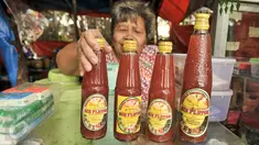 Pedagang menyusun botol bir pletok di Setu Babakan, Jakarta, Senin (6/2). Bir pletok masuk dalam ikon Budaya Betawi sebagai tindak lanjut Perda No 4 Tahun 2015 tentang Pelestarian Budaya Betawi. (Liputan6.com/Yoppy Renato)