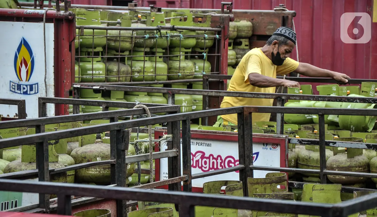 Pekerja melakukan bongkar muat tabung LPG 3 kg di salah satu agen di Jakarta Pusat, Kamis (14/7/2022). Imbas kenaikan harga jual LPG nonsubsidi Rp 2.000 per kg, pengelola agen gas mengungkapkan banyak warga mulai beralih ke LPG 3 kg subsidi atau gas melon karena harga gas nonsubsidi terlampau tinggi di tengah kondisi ekonomi yang makin sulit. (merdeka.com/Iqbal S. Nugroho)
