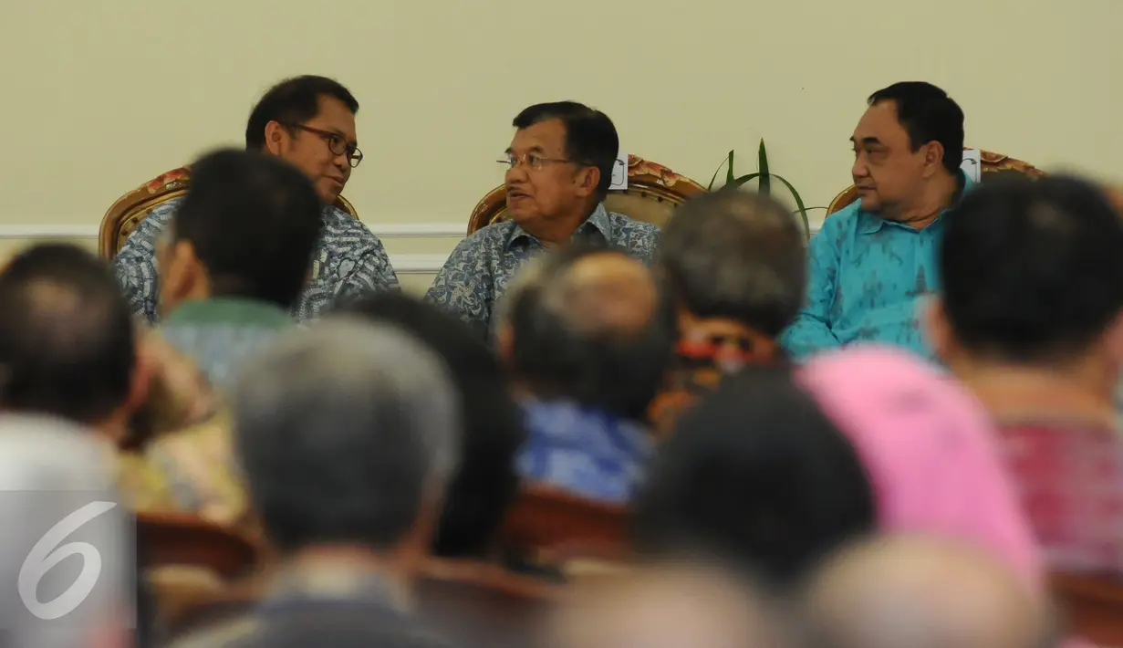 Wakil Presiden, Jusuf Kalla (tengah) berbincang dengan Menkominfo Rudiantara jelang peluncuran Jaringan Wartawan Anti Hoax di Jakarta, Jumat (28/4). Wapres JK juga menyaksikan pemberian penghargaan HPN 2017. (Liputan6.com/Helmi Fithriansyah)