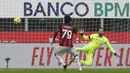 Pemain AC Milan, Franck Kessie, mencetak gol penalti ke gawang Fiorentina pada laga Liga Italia di Stadion San Siro, Minggu (29/11/2020). AC Milan menang dengan skor 2-0. (AP/Luca Bruno)