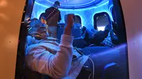 Peserta menikmati Blue Origin Space Simulator selama konferensi Amazon tentang robotika dan kecerdasan buatan di Hotel Aria di Las Vegas, Nevada. Mark Ralston/AFP