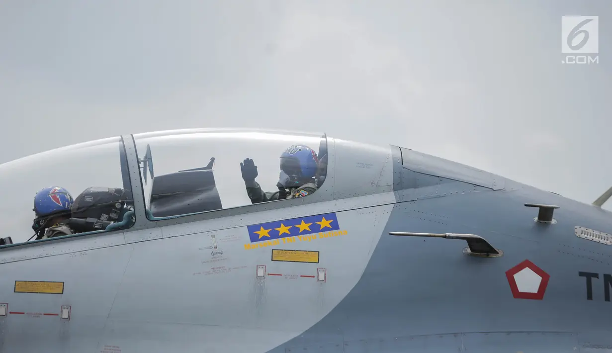 KSAU Marsekal TNI Yuyu Sutisna dalam pesawat Sukhoi Su-30 saat akan joy flight di Lanud Halim Perdanakusuma, Jakarta, Jumat (5/4). Joy flight dalam rangka pemberian wing penerbang kehormatan kepada KSAL Laksamana TNI Siwi Sukma Adji dan KSAD Jenderal TNI Andika Perkasa. (Liputan6.com/FaizalFanani)