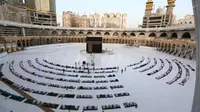 Jemaah melaksanakan salat Idul Fitri di Masjidil Haram, Mekah, Arab Saudi, Minggu (24/5/2020). Salat Idul Fitri tetap digelar di Masjidil Haram dan Masjid Nabawi namun dengan jemaah terbatas. (AFP)